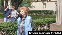 Ольга Старовойтова ведет вечер памяти Галины Старовойтовой в сквере ее имени