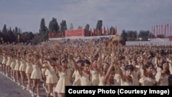 Pionieri manifestând pentru Nicolae Ceaușescu- Imagine din filmul „Născuți la comandă. Decrețeii” în regia lui Florin Iepan.