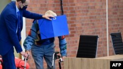 Былы ахоўнік лягеру Заксэнгаўзэн у залі суду