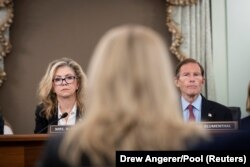 مارشا بلک‌برن، سناتور جمهوری‌خواه، سمت چپ