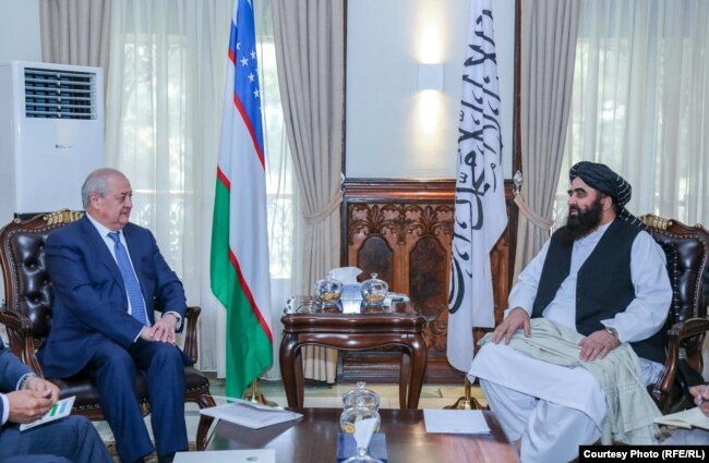 Amir Khan Muttaqi ügyvezető tálib külügyminiszter október 7-én Kabulban találkozott Abdulaziz Kamilov üzbég külügyminiszterrel.