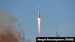 Запуск ракеты "Союз" с космодрома Байконур в Казахстане