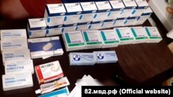 Изъятые российской полицией лекарственные препараты, 6 октября 2021 года