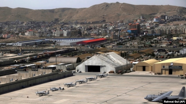 Një pamje nga Aeroporti Ushtarak i Kabulit më 7 korrik.