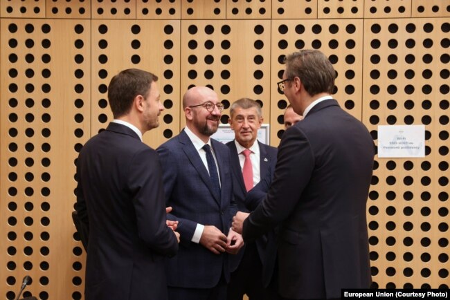 Šarl Mišel i Aleksandar Vučić u neformalnom razgovoru tokom Samita, u prisustvu nekoliko drugih lidera, među kojim i češkog premijera Andreja Babiša