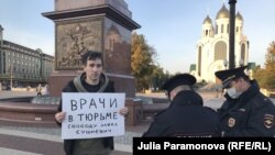 Иван Лузин в пикете в поддержку Элины Сушкевич и Елены Белой 