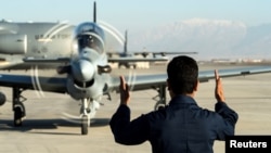 عکس آرشیف: یک عضو پیشین قوای هوایی افغانستان طیاره نوع سوپر توکانو را هدایت می‌کند