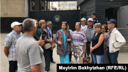 Активисты у департамента полиции города Алматы. 3 сентября 2025 года