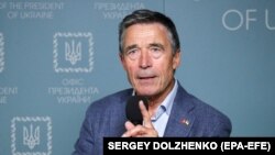 Anders Fogh Rasmussen volt NATO-főtitkár nyilatkozik a médiának az ukrán elnöki hivatalban Kijevben 2022. szeptember 13-án