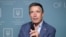 Anders Fogh Rasmussen volt NATO-főtitkár nyilatkozik a médiának az ukrán elnöki hivatalban Kijevben 2022. szeptember 13-án