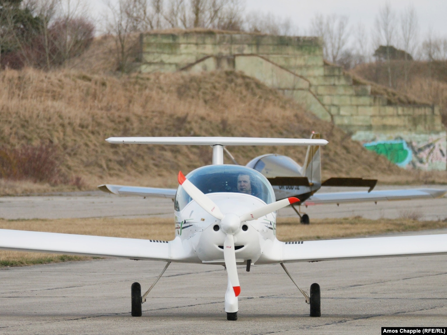 Një avion në pistën në Milovice në mars të vitit 2025.