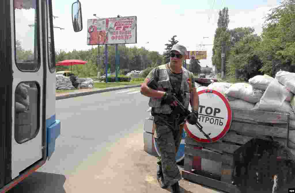 Rusiyayönlü separatçı Donetskdən 25 km aralıda nəzarət məntəqəsində avtobusları yoxlayır