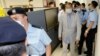 Полицаи ескортират медийния магнат Джими Лай Чи-юнг от редакцията на вестника му Apple Daily
