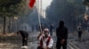 Muškarac u tradicionalnoj albanskoj nošnji sedi nasred ulice tokom antivladinog protesta studenata u Tirani, u Albaniji, 14. oktobar 2026.