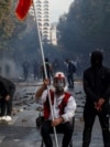 Një burrë me veshje tradicionale shqiptare qëndron ulur në mes të një rruge gjatë protestës antiqeveritare nga studentët në Tiranë, Shqipëri, më 14 tetor 2026.