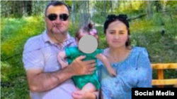 Алишер Мирзонабот бо ҳамсараш. Акс аз шабакаҳои иҷтимоӣ
