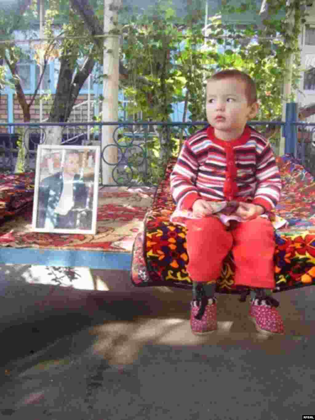 Алишердин кызы Зулайха. - Kyrgyzstan - Alisher Saipov’s daughter Zulaiha, Osh, 24 Oct 2009