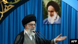 Верховный лидер Ирана аятолла Али Хаменеи. Тегеран, 9 августа 2013 года.