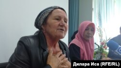 Нурия Агаева (слева), мать осуждённого жителя Сарыагашского района Рафхата Агаева, и Нилюфар Агаева, его жена. Шымкент, 28 мая 2018 года.