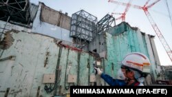 Radnik analizira nivo radijacije u Fukušimi