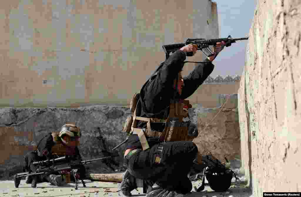 یک سرباز نیروی ویژه ارتش عراق در حال تیراندازی به نفرات داعش
