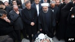 Рафсанжани менен коштошууга келген президент Хасан Роухани баш болгон мамлекет жетекчилер. 