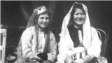 Девушки в праздничных нарядах. Бахчисарай, 1920-ые.<br />
<br />
Крымские татарки сплетали волосы в тонкие косички. На голову надевали бархатную шапочку, вышитую золотом или серебром, иногда украшенную мелкими монетами