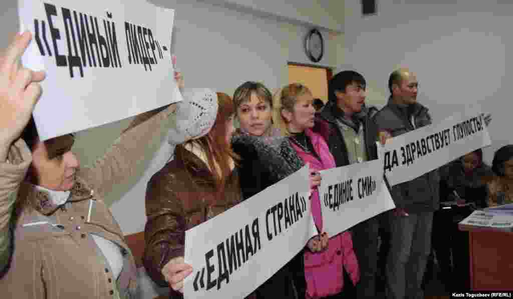 Сот шешімімен жабылған тағы бір басылым «Взляд» газеті енді «Взбрык» атауымен шыға бастады. Желтоқсан айының басында газет ұжымы заңның «таралымы 100 данаға толмайтын басылымның тіркелуі міндетті емес» деген қағидасына сүйеніп, «НеВзляд» газетінің 99 данасын шығарған. Полиция оны тәркілегеп алған болатын. Суретте: «Голос республики» газетінің журналистері. Алматы, 13 желтоқсан 2012 жыл.