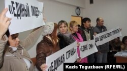 Журналисты газеты "Голос республики" в суде, где слушается дело о закрытии их издания. Алматы, 13 декабря 2012 года