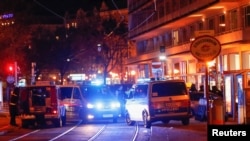 Поліцейські автомобілі на місці нападу, Відень, Авс трія, 2 листопада 2020 року