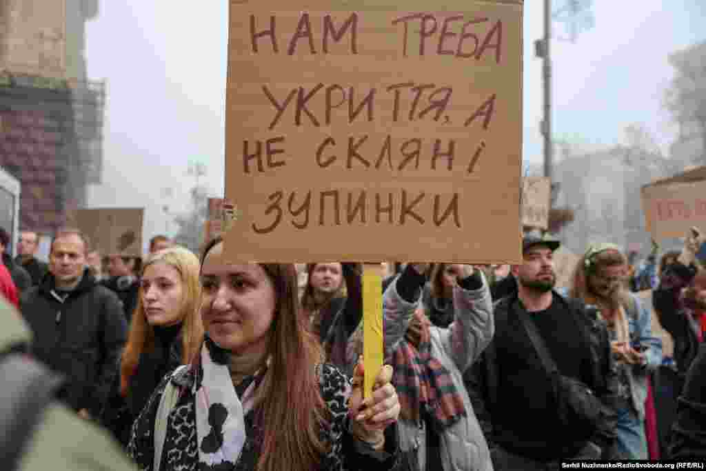 «Вимоги дуже прості. Нам від слова «геть» взагалі не подобається курс міста, який обраний Віталієм Кличком, його владою. Скляні зупинки, перекладання бруківки, парки «Наталка», мільярдні проєкти, скляні мостики, штучні острови. Це не наша історія, коли місто тероризують, коли країна воює», – сказав кореспонденту Радіо Свобода громадський активіст та ветеран Олег Симороз