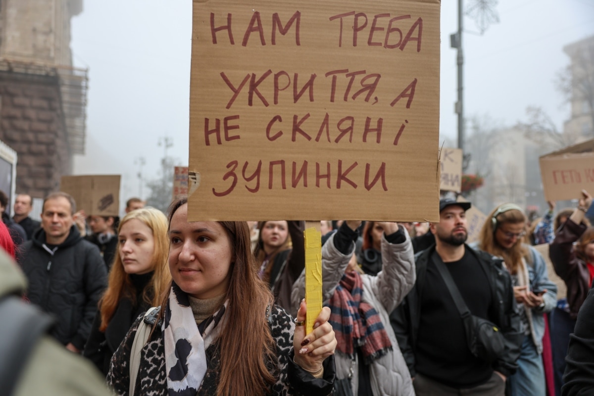 «Вимоги дуже прості. Нам від слова «геть» взагалі не подобається курс міста, який обраний Віталієм Кличком, його владою. Скляні зупинки, перекладання бруківки, парки «Наталка», мільярдні проєкти, скляні мостики, штучні острови. Це не наша історія, коли місто тероризують, коли країна воює», – сказав кореспонденту Радіо Свобода громадський активіст та ветеран Олег Симороз