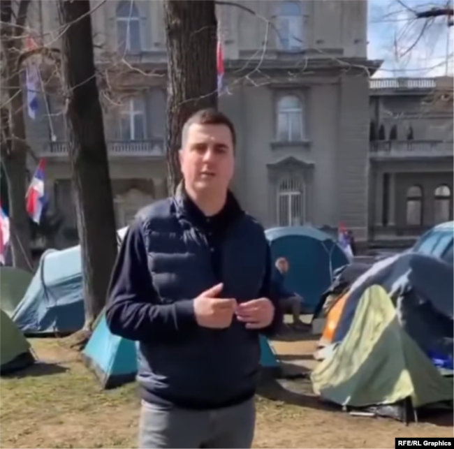 Karagjorgje Mijailloviq gjatë protestës të mbështetësve të pushtetit në Serbi.