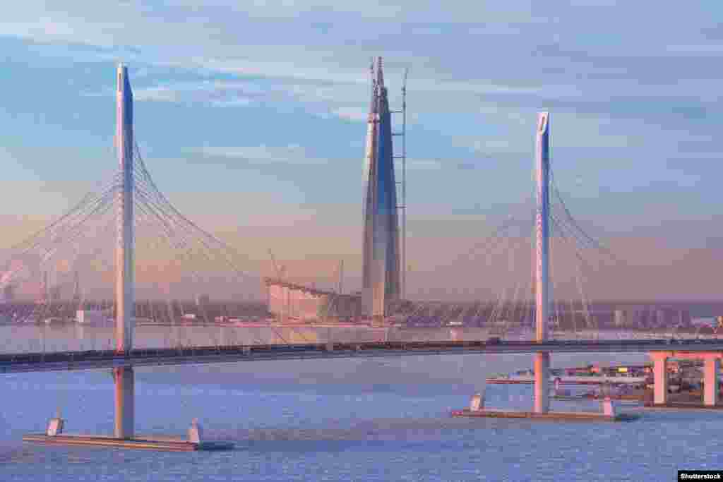 Protivljenja gradnji, naročito djelimičnom finansiranju od strane opština, i dalje postoje, ali oni koji stoje iza projekta kažu da će Sankt Peterburg imati koristi od inovacije koju neboder predstavlja. Za Wall Street Journal istakli su da su se prema gradu odnosili sa "poštovanjem koje&nbsp; zaslužuje veteran, ali i slobodom koju tinejdžer treba."