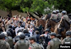 Intervenție a forțelor de ordine în campusul Universității din Austin, Texas, la 24 aprilie.