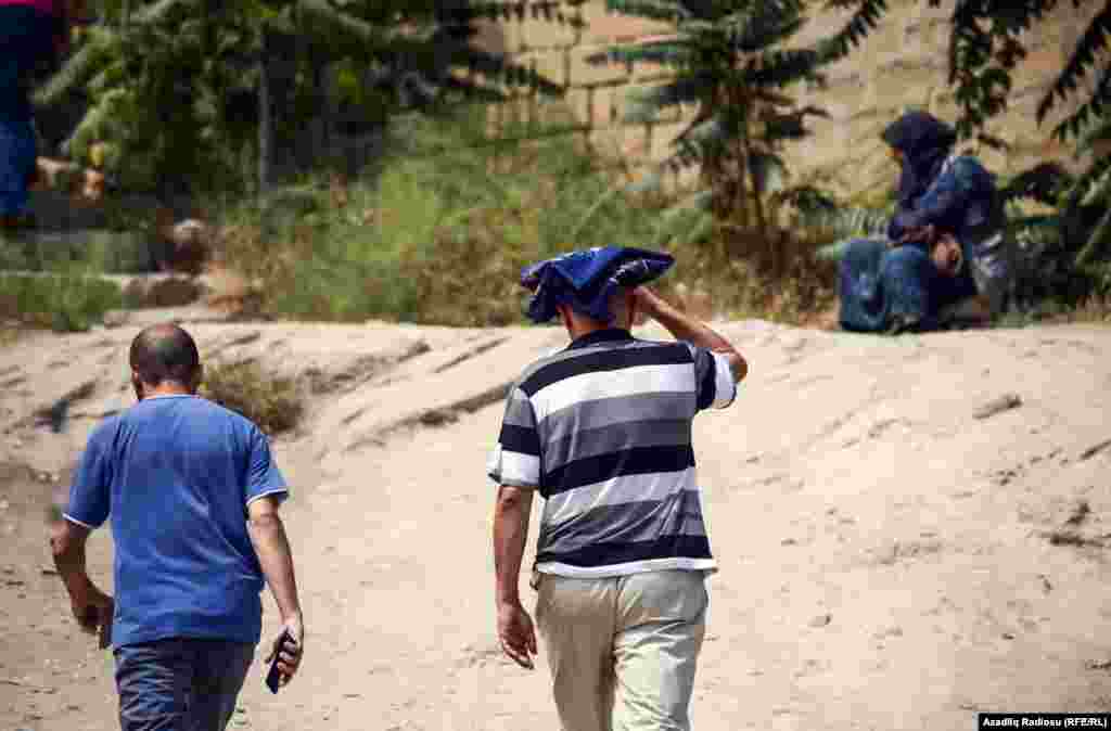 İsti havada çətin olsa da namazdan geri qalmamağa çalışırlar dindarlar.
