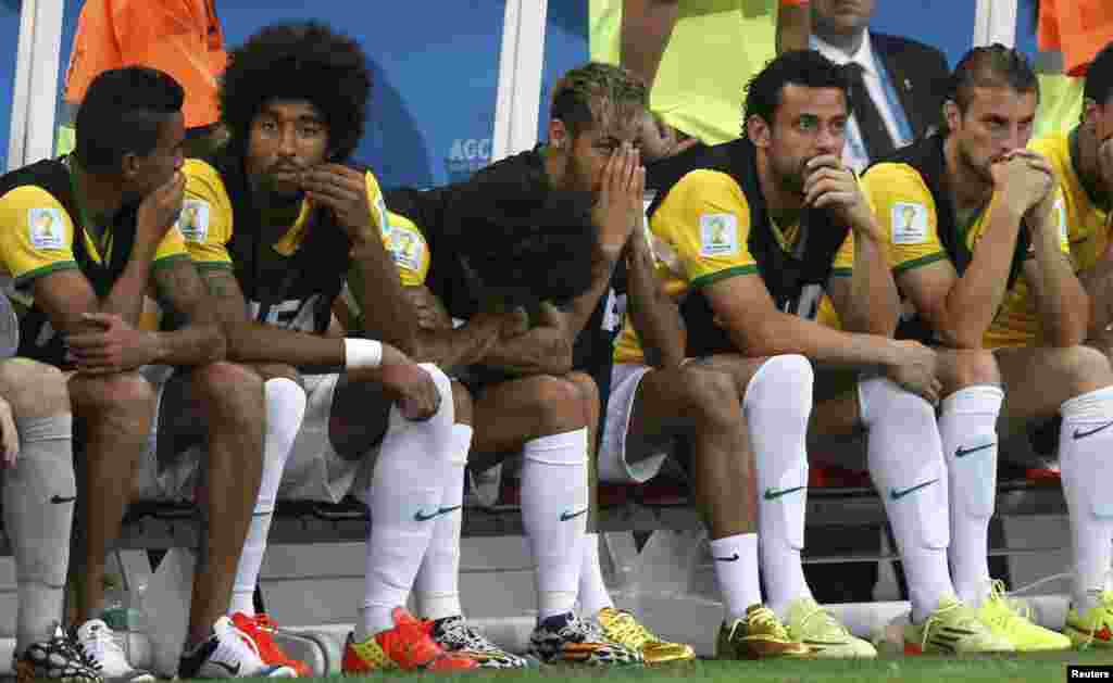 Brazil's Neymar (4th L) and teammates react after Netherlands' third goal during the 2014 World Cup third-place playoff between Brazil and the Netherlands at the Brasilia national stadium in Brasilia July 12, 2014