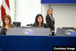 Дебати в Європарламенті про «забезпечення відповідальності та правосуддя у відповідь на постійні напади Росії на цивільне населення в Україні». Головує віцепрезидентка ЄП Піна Пічерно. Страсбург, Франція, 28 квітня 2026 року