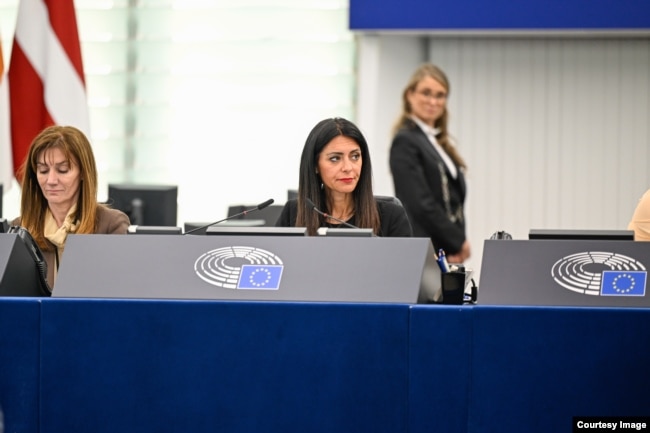 Дебати в Європарламенті про «забезпечення відповідальності та правосуддя у відповідь на постійні напади Росії на цивільне населення в Україні». Головує віцепрезидентка ЄП Піна Пічерно. Страсбург, Франція, 28 квітня 2026 року