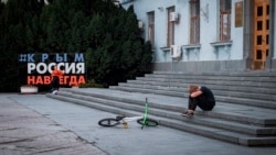 Велосипедист на сходах будівлі російського уряду Криму в центрі Сімферополя, архівне фото