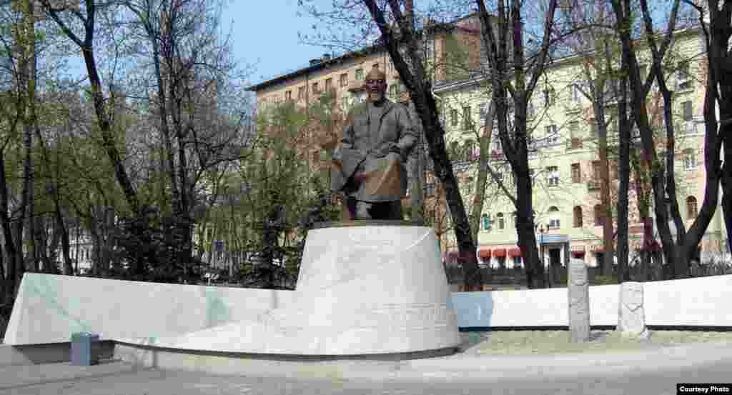 Памятник Абаю в Москве установлен недалеко от казахстанского посольства.