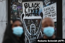 Демонстранты в Вашингтоне высмеивают сторонников Дональда Трампа на площади в Вашингтоне, где проходят акции движения Black Lives Matter. Ноябрь 2020 года
