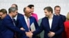 Kancelari i ardhshëm i Gjermanisë, Friedrich Merz (në mes) dhe partnerët e tij në koalicionin qeverisës, fotografohet pasi nënshkruan marrëveshjen për bashkëqeverisje, 5 maj.