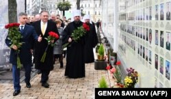 Зліва направо: тодішні керівник МЗС України Вадим Пристайко, держсекретар США Майк Помпео і глава ПЦУ Епіфаній під час вшанування українських воїнів біля Стіни пам'яті полеглих за Україну. Київ, 31 січня 2020 року
