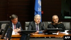 ბელგიის საგარეო საქმეთა მინისტრი, დიდიე რეინდერსი (ცენტრში)
