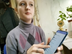 Анна Фролова ұялы телефонын ұстап отыр. Орал, 4 қараша 2019 жыл.