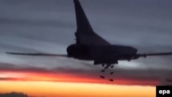 Aeroplani ushtarak rus, Tupolev TU-22M3 kryen sulme ajrore në një rajon të paidentifikuar sirian, 19 nëntor 2015