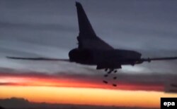 Ресейдің ТУ-22 әскери ұшағы Сириядағы белгісіз нысананы бомбалап жатыр. 19 қараша 2015 жыл.