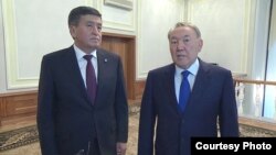 Президенты Кыргызстана и Казахстана Сооронбай Жээнбеков и Нурсултан Назарбаев. Минск, 30 ноября 2017 года.