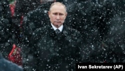 Prezident Putin Moskvadagi Noma’lum askar qabriga gulchambar qo‘yish marosimida. 23-fevral, 2017 